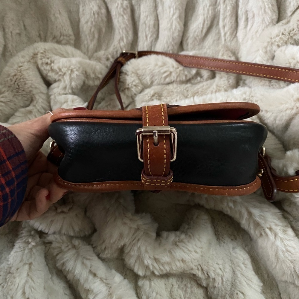 Dooney & Bourke All Weather Small Crossbody Saddle Bag Black/British Tan - Picture 6 of 13